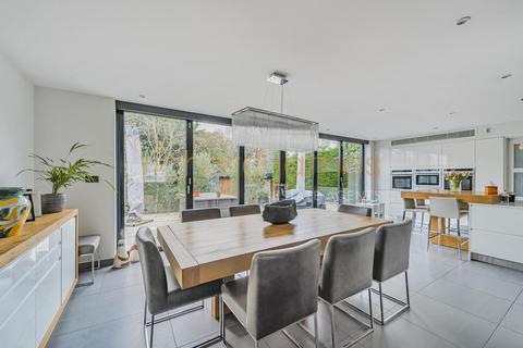 10 Marsh Close, London, NW7 4NY