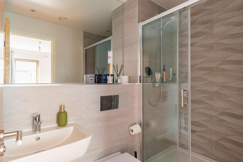 1 A0 Y5 WW - Ensuite A.jpg