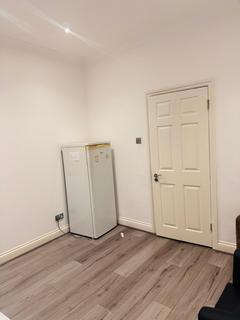 2 bedroom flat to rent, Chicksand Street, London E1