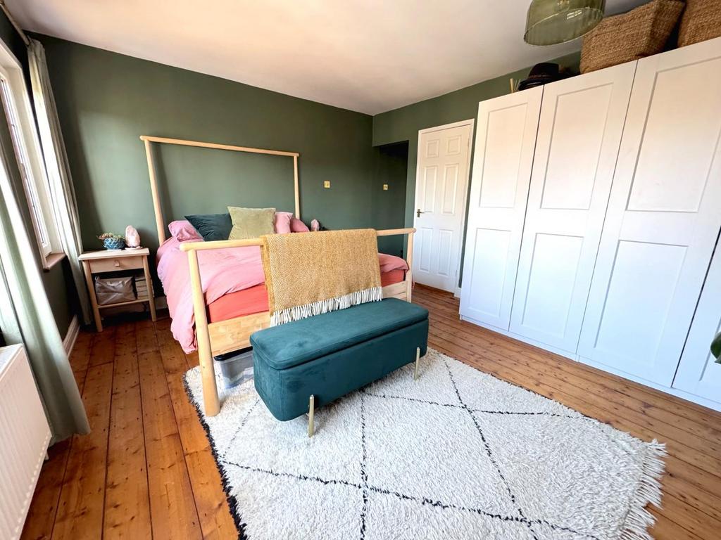Double bedroom One image 3