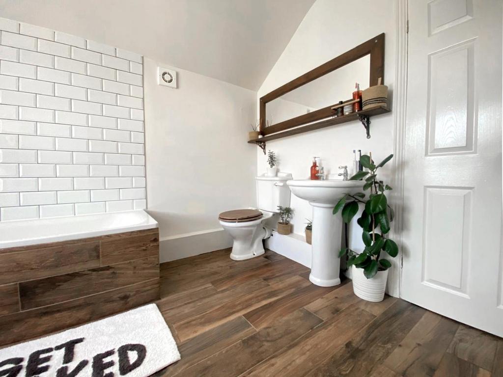 Bathroom image 1 of 3
