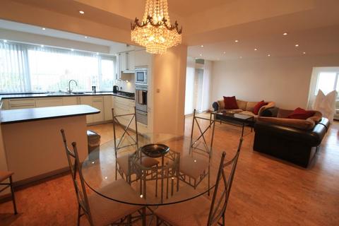 3 bedroom flat to rent, The Bowls, Chigwell, Essex