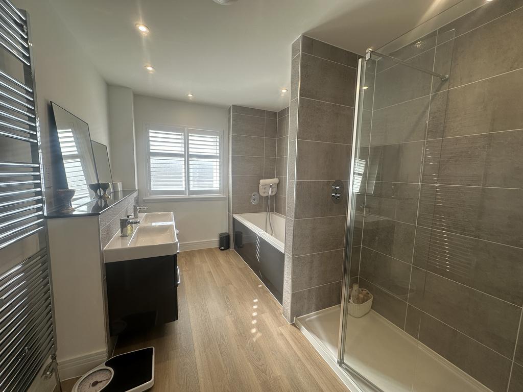 Master  bathroom