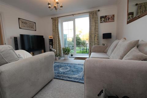 2 bedroom flat for sale, Hursley Road, Chandler's Ford, Eastleigh