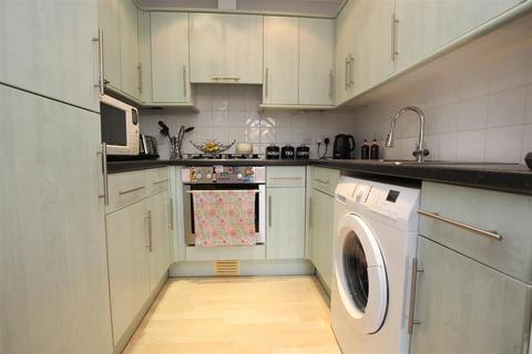 2 bedroom flat for sale, Hursley Road, Chandler's Ford, Eastleigh