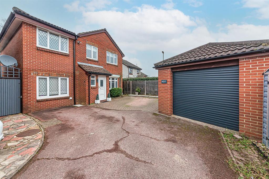 Larch Way, Farnborough GU14 5 bed detached house for sale - £575,000