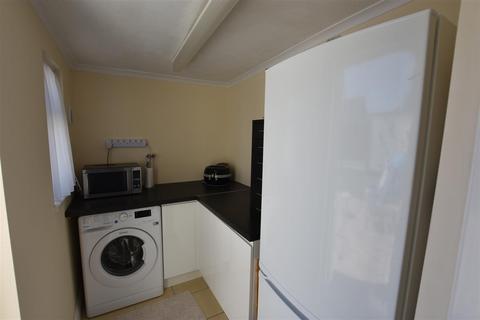 2 bedroom bungalow to rent, Canvey Island SS8