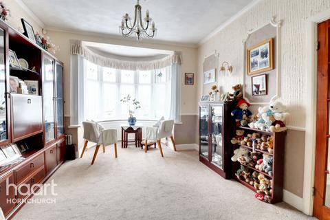52 Randall Drive, Hornchurch, RM12 6TA