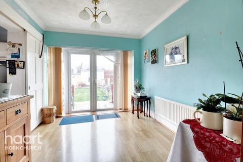 52 Randall Drive, Hornchurch, RM12 6TA