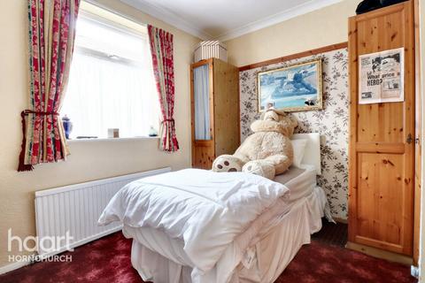 52 Randall Drive, Hornchurch, RM12 6TA