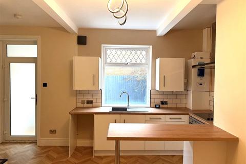 3 bedroom terraced house to rent, Camroyd Street, Dewsbury