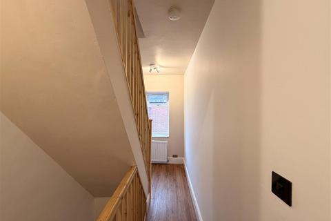 3 bedroom terraced house to rent, Camroyd Street, Dewsbury