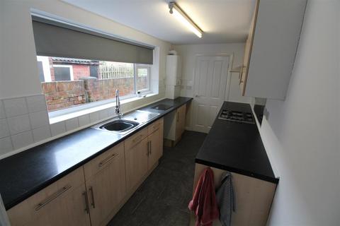 2 bedroom terraced house to rent, Vermont Crecent, Worthing street, Hull