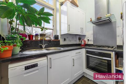 2 bedroom flat for sale, Tresilian Avenue, London