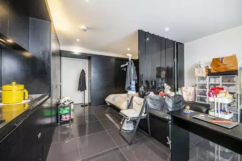 Studio to rent - View 2