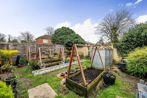 23 Fawns Manor Close, Feltham, TW14 8EN