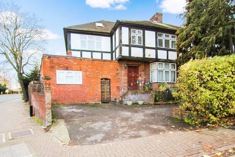 5 bedroom detached house to rent, Springfield Gardens, London NW9