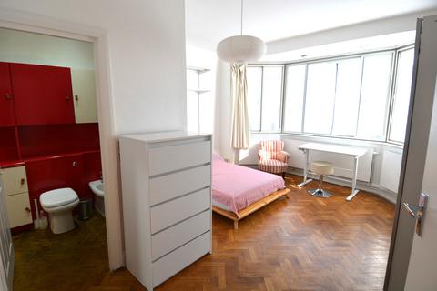 1 bedroom in a house share to rent, Clarence Avenue, London SW4