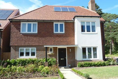 4 bedroom detached house to rent, Sherwood Way, Epsom KT19