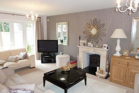 4 bedroom detached house to rent, Sherwood Way, Epsom KT19