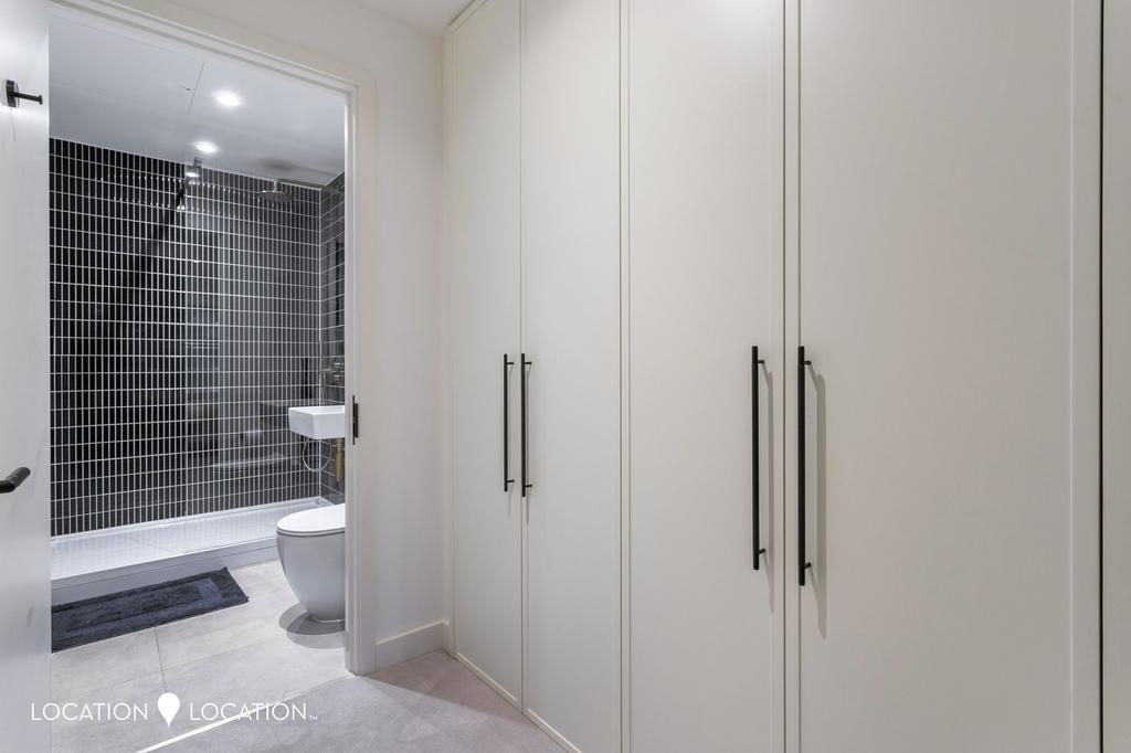 Bedroom 1 - Dressing area