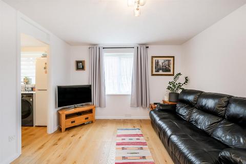 2 bedroom flat to rent, Mandeville Court, Chingford