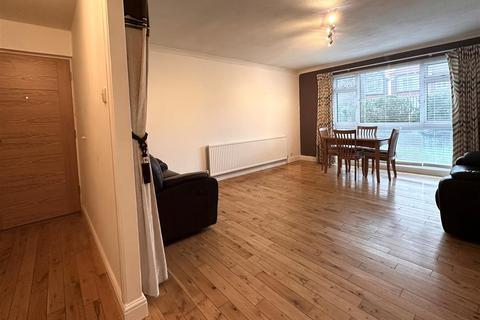 2 bedroom apartment to rent, Connaught Avenue, London E4