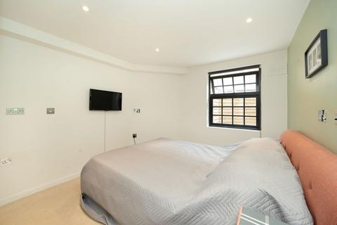 2 bedroom flat for sale, Archway Road, London N6