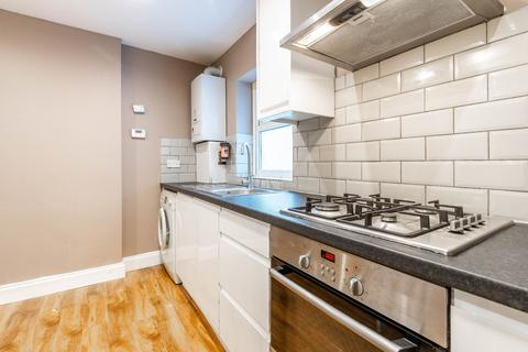 2 bedroom flat to rent, Goodrich Road, London