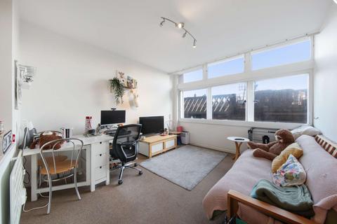 2 bedroom flat for sale, Metro Central Heights, Southwark, London