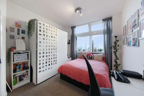 2 bedroom flat for sale, Metro Central Heights, Southwark, London