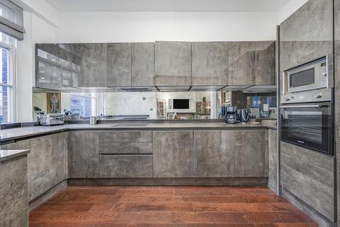 3 bedroom flat for sale, London W8