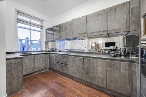 3 bedroom flat for sale, London W8