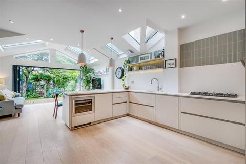 4 bedroom house for sale, Astonville Street, London