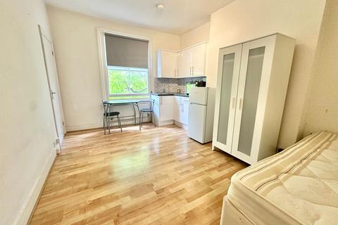 Studio to rent, London NW8