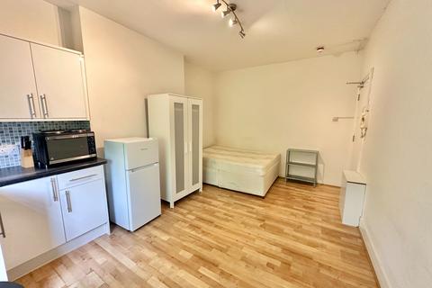 Studio to rent, London NW8