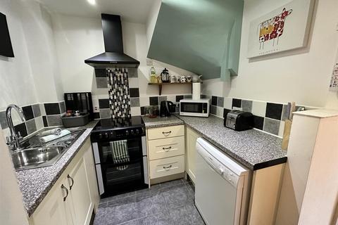 3 bedroom end of terrace house to rent, Kingsbridge