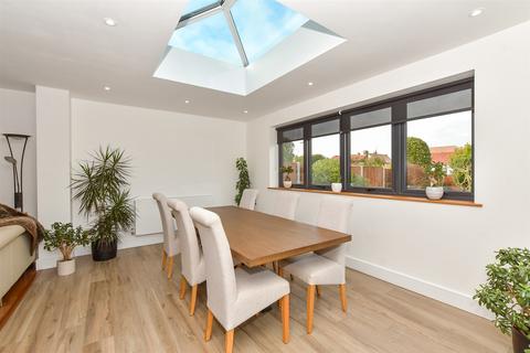15 Capel Close, Kingsgate, Broadstairs, CT10 3LR