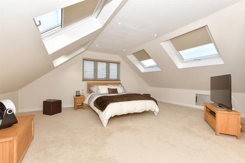 15 Capel Close, Kingsgate, Broadstairs, CT10 3LR