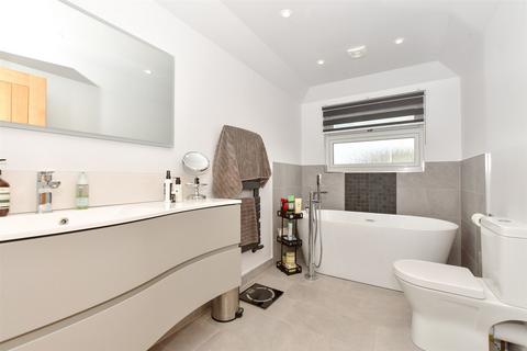15 Capel Close, Kingsgate, Broadstairs, CT10 3LR