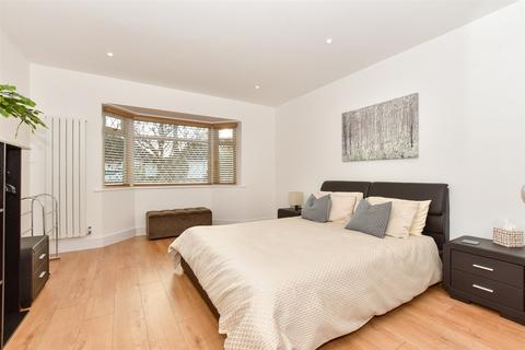 15 Capel Close, Kingsgate, Broadstairs, CT10 3LR