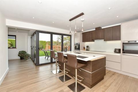 15 Capel Close, Kingsgate, Broadstairs, CT10 3LR