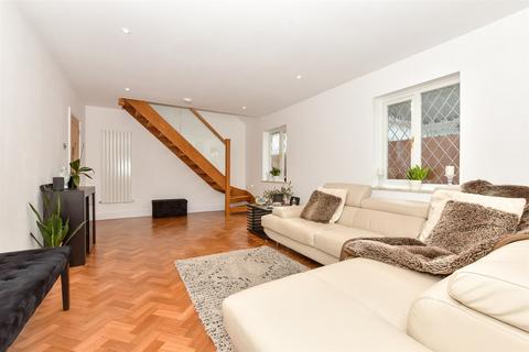 15 Capel Close, Kingsgate, Broadstairs, CT10 3LR