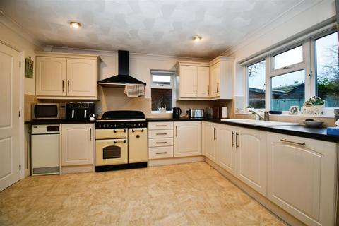 4 bedroom detached house for sale, Bell Close, Tweendykes, Hull