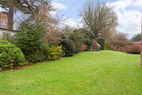 1 bedroom flat for sale, Lindley Court, Glamorgan Road, Hampton Wick, Kingston upon Thames KT1