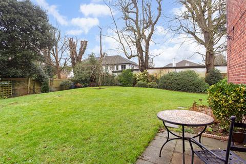 1 bedroom flat for sale, Lindley Court, Glamorgan Road, Hampton Wick, Kingston upon Thames KT1