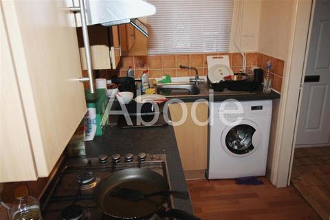 2 bedroom house to rent, Harold View, Hyde Park, Leeds