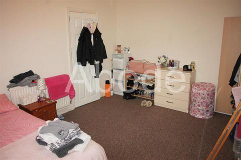 2 bedroom house to rent, Harold View, Hyde Park, Leeds