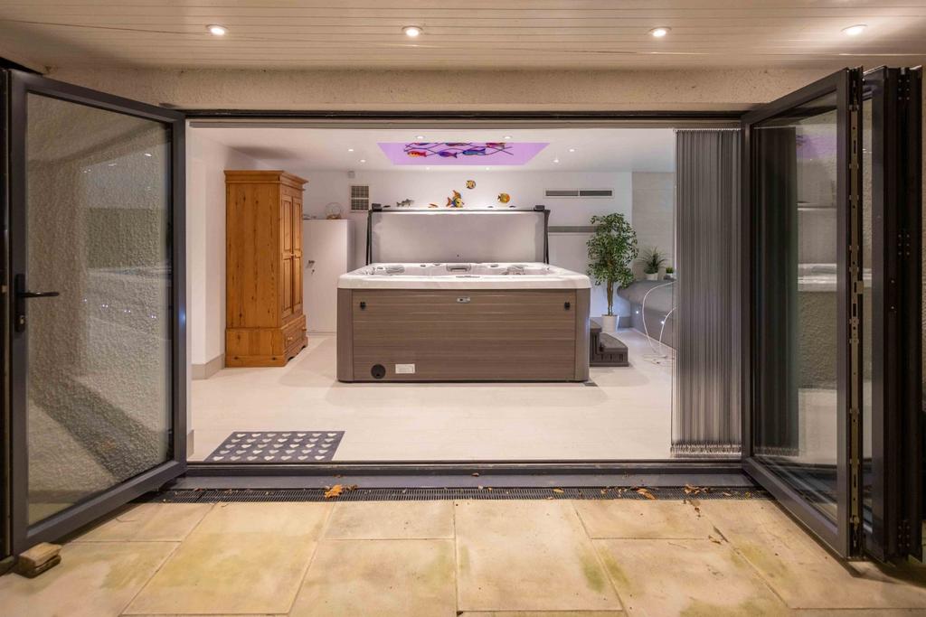 Feature Swim Spa and Leisure Room