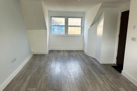 Studio to rent, Mount View Road, London N4